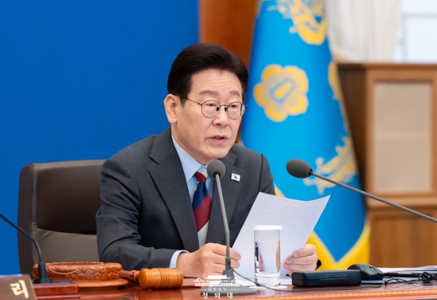 이재명 대통령 '주식·환율 적극 대응…100조 안정 프로그램 신속 집행' 기사 이미지