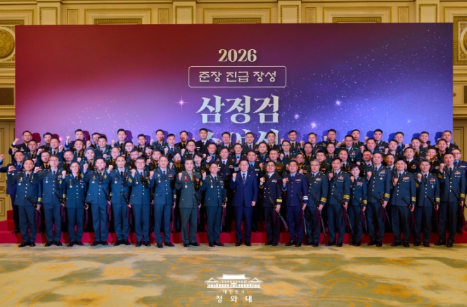 이재명 대통령, 준장 진급 장성 삼정검 수여