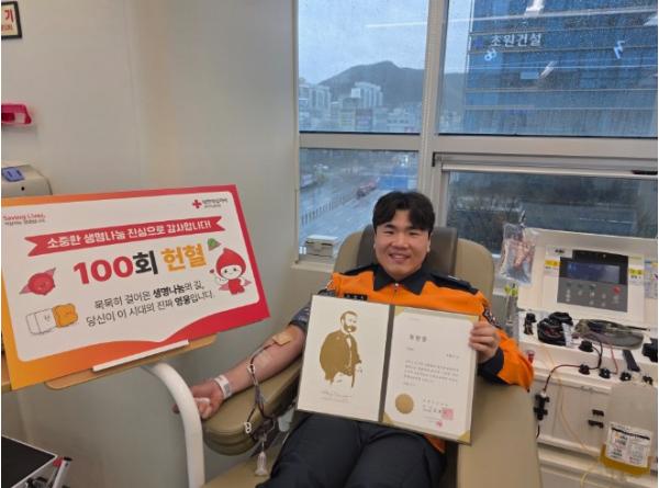 전남소방, ‘생명 나눔 100회’ 헌혈 명예장 받은 진도소방서 추충식 소방사 기사 이미지