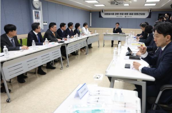  김민석 국무총리, 의약계, 의료필수품 제조·유통업계 만나 애로사항 청취